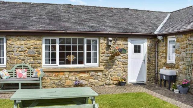 Bungalow with picnic table