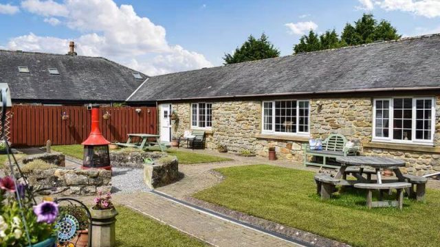 Bungalow with picnic table