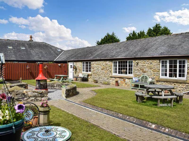 Bungalow with picnic table