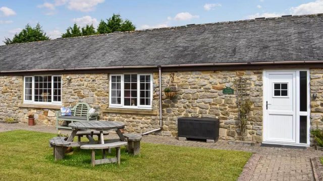 Bungalow with picnic table